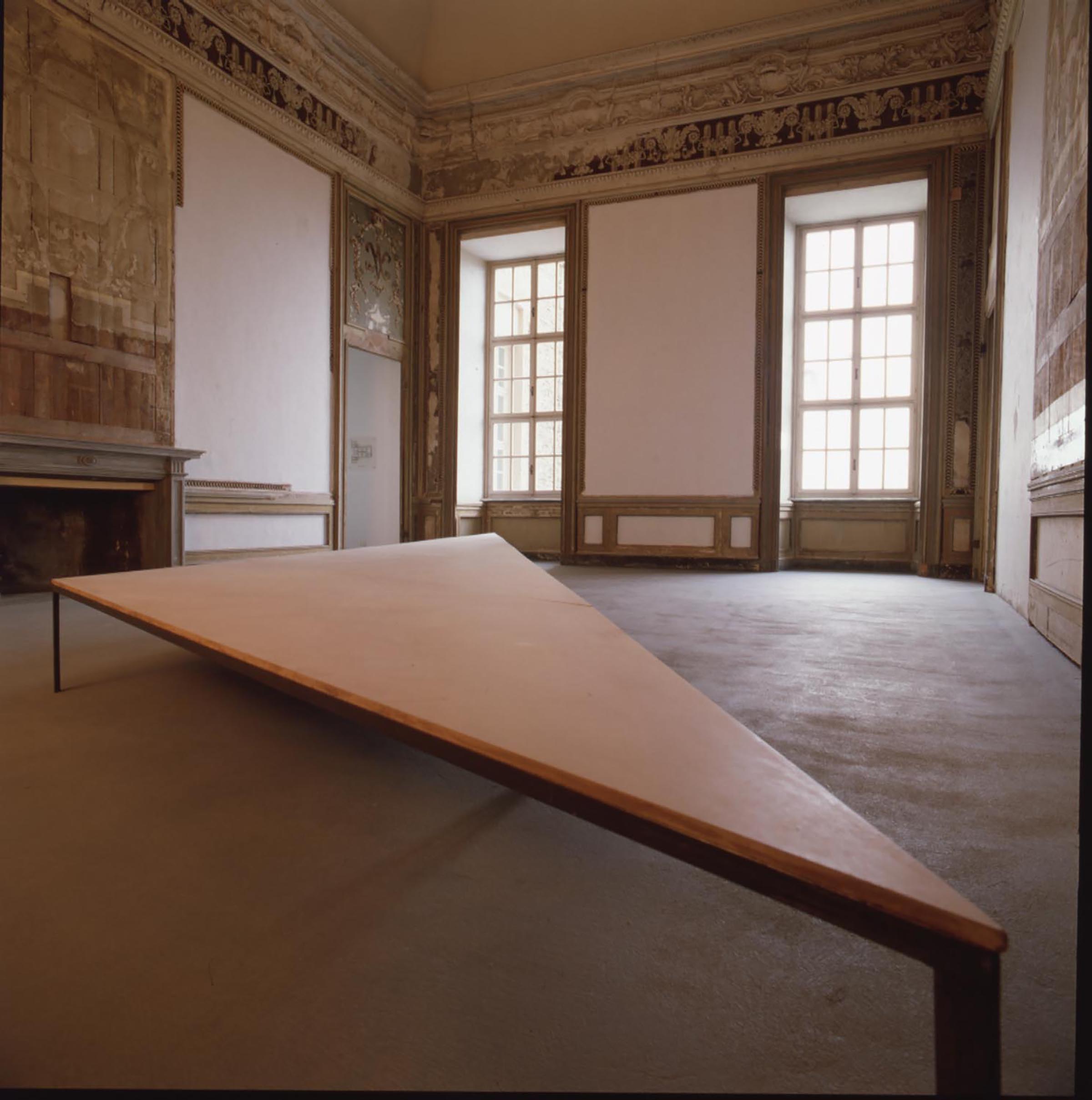 Mario Merz, Auf dem Tisch, der hineinstosst in das Herz, 1974